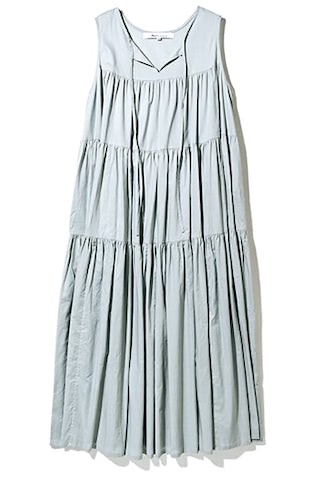 甘美な3段ティアードを涼やかな寒色で：● ブルーグレーワンピース 39,600円／ビリティス・ディセッタン（ビリティス）　胸元からすそまで大胆にギャザーを3段重ねた、糖度高めのデザイン。グレイッシュなライトブルーとロング丈だから大人を保てる。