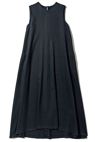 上品な落ち着きをそなえたマットな質感 ⚫︎黒Aラインワンピース 19,800円／uncrave STANDARD（uncrave）　ヴィンテージライクな趣をかもすハリのあるラチネ生地。フロントにほどこされたセンターシームが視線を縦に流し、脚長効果も期待できる。