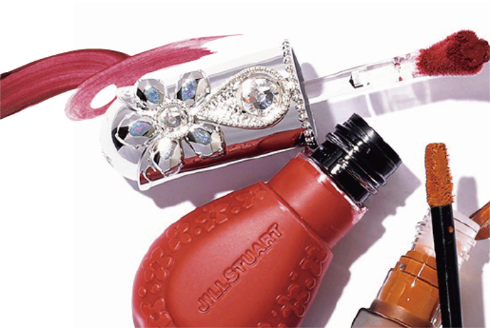 JILLSTUART：ジルスチュアート　ブルームドロップ　リップ＆チーク シフォン 06 3,300円／ジルスチュアート　ビューティ　つけ始めはみずみずしく、オイルが揮発することでスフレマットな質感に変化。チークとしても使用可能。全10色（うち限定2色）