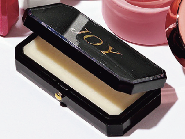 02 / Officine Universell Buly 「贈り物としても喜ばれる」ボーム・デ・ミューズ 5,060円／オフィシーヌ・ユニヴェルセル・ビュリー　好きな色のレザーペーパーにイニシャルなど3文字までを刻印し、ケースをカスタマイズできるリップバーム。オーガニック植物成分でやさしくケア。
