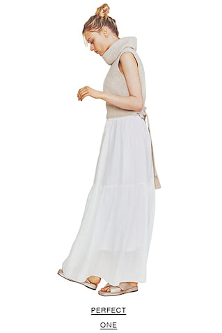白スカート 31,900円／SACRA(インターリブ)　タートルネックニット 53,900円／ヴィンス(コロネット)　サンダル 13,200円／ル タロン グリーズ(ル タロン グリーズ ルミネ新宿店)