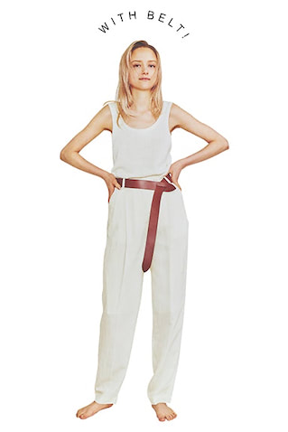 【POINT.2】自分好みのベルトに合うか。：● オフ白パンツ 46,200円／SATORU SASAKI(THE WALL SHOWROOM)　ニットタンク 16,500円／ZULU & ZEPHYR(ジャック・オブ・オール・トレーズ プレスルーム)　ベルト 7,700円／LIFIJE(フラッパーズ)