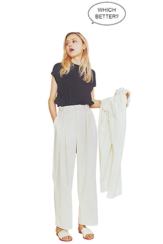 【POINT.1】ルーズな形はタック入りがおすすめ：●アイボリーパンツ 7,700円／STYLEMIXER(バロックジャパンリミテッド)　黒Tシャツ 9,350円／カオス(カオス表参道)　サンダル 15,400円／SOL SANA(ジャック・オブ・オール・トレーズ プレスルーム)