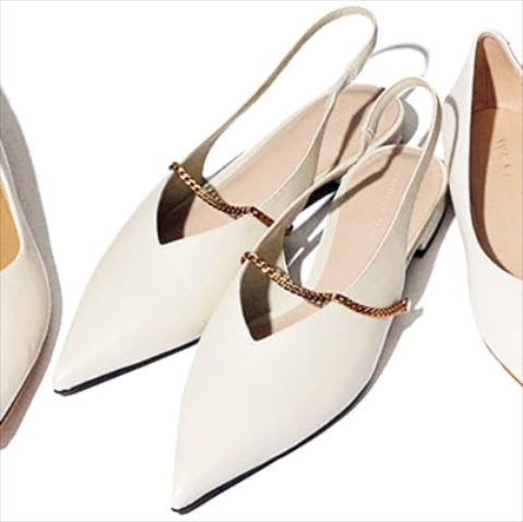 チェーンつきフラットパンプス（1.5） 6,900円／CHARLES & KEITH（CHARLES & KEITH JAPAN）　⚫︎飾りと安定感を得られる、甲にあしらったチェーンがポイント。