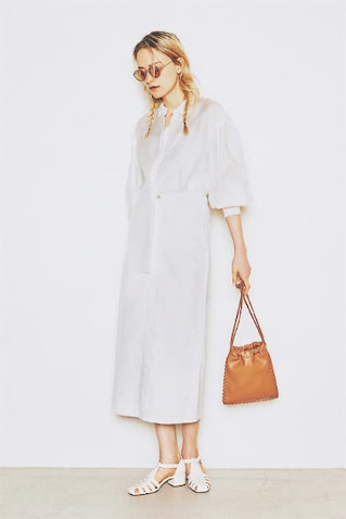 異なる白を「まとめる」 ⚫︎白サンダルははきまわし。白シャツ 13,200円／LADYMADE（リンワン）　デニムスカート 23,100円／ギャルリー・ヴィー（ギャルリー・ヴィー 丸の内店）　サングラス 20,900円／ロンハーマン　ストラップつきバッグ 31,900円／VASIC（ヴァジックジャパン）　ビッグサイズのシャツに直線的なスカート。形もテイストも異なる白どうしを、ボリューミィなサンダルで引き締め。マットなレザー地でALL白に深みも出る。