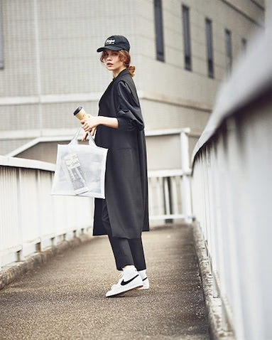 【ジレを使って細身ライン＆スニーカー】 ロングジレ×細身パンツのスマートなルックス。ボリュームスリーブでそで部分に立体感をつくると、Ｉラインを引き立たせることが可能に。色みに幅がない黒のワントーンは形で単調さを払拭して。