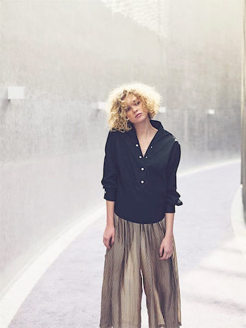 【遠目には分からないくらいの細かな柄】 例えば黒とストライプ。黒自体が強く、コントラストがつきやすい色なので「黒に合わせる柄」は細いもの、細かいもの、小さいものがベスト。