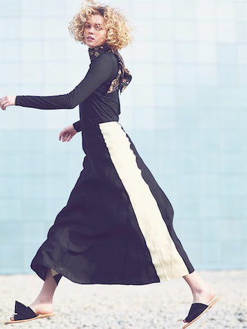 【黒とバイカラー】今から手にする黒に、もう重みは必要ない。風合い・デザイン・シルエット次第で、黒はもっとライトになれる。サイドに白が加わるだけで、ALL黒が軽く、明るく。どこかスポーティな趣もある、サイドライン入りのフレアスカートなら、大胆になびかせても甘く見えない。