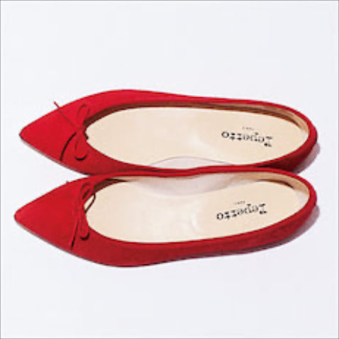 赤スエードバレエシューズ（1） 49,500円／Repetto（ルック ブティック事業部）　ぺたんこ靴は先細＆甲が浅く肌が出るタイプで抜けを出してシャープに。高発色な赤もマットな質感で親しみやすく。