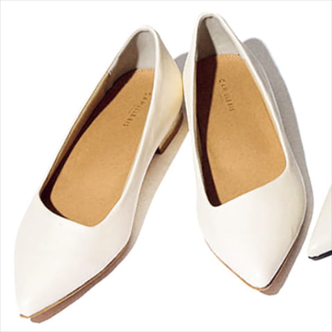 ゴールドヒールパンプス（2） 6,490円／RANDA　クッション性の高いインソール。甲部分のカッティングをより広くし、サイドも低めにデザインすることで、脚の肌面積が増え足元をすっきり見せてくれる。