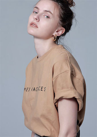 ☑カジュアルなTシャツの日には… 【抜けのないキメの整った繊細肌】 ラフな印象をもたらすTシャツには手入れの行き届いたような洗練された肌を。なめらかな肌質が適度にきちんと感を補填。
