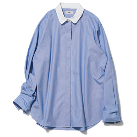 清涼感のある2色で「さわやかにレトロ」ブルークレリックシャツ 17,600円／イエナ（メゾン イエナ）　ブルーベースに小さく純白のえりをほどこした行儀のいいたたずまい。