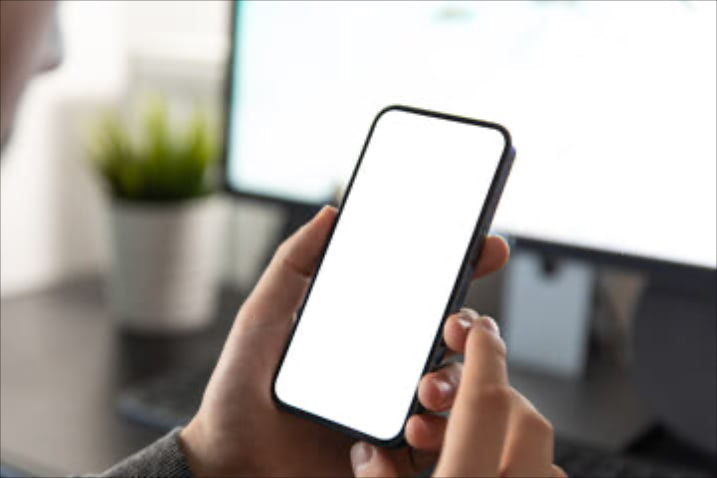 【スマホの画面を雑にするのをやめる】 スマホって、1日でたぶんもっとも触るし、目に入るものだと思うんです。靴や時計を見ればその人がわかるという方もいらっしゃいますが、私はスマホに性格や人となりが反映されている気がします。何度も申し上げていますが、古いものやボロボロのものに運をアップさせる力は期待できません。もし画面が汚れがちな人はこまめに拭くようにする、長期間使っているケースやつけているアクセサリーがある人は、今の自分の気分があがるものに新調するなど、この機会にぜひ見直しをしてみてください。