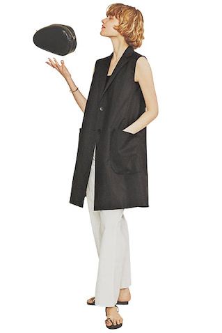 【辛口な黒ベストでそれとなくハンサム】 この時期のトップスレパートリーとして新たに加えたい、マニッシュなジレ。白パンツできりっとしたイメージを貫いてもデニムだから親しみも生まれる。●白デニムパンツは着まわし。黒ジレ 59,400円／チノ（モールド）　ピアス 13,090円、バングル 16,390円、リング（3つセット） 21,230円／以上SOKO（ZUTTOHOLIC）　バッグ 18,700円／Maison-Vincent、サンダル 20,900円／LAOCOONTE（ともにフラッパーズ）