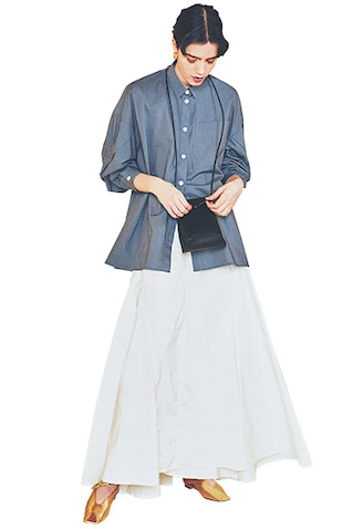 地味に見せないツヤを含んだ ドレッシーなグレーを：● グレーシャツ 31,900円／ENFOLD　白フレアスカート 18,000円／N.O.R.C　イヤリング 7,350円／アビステ　バッグ 17,600円／マロウ（ビームス公式オンラインショップ）　パンプス　35,200円／PIPPICHIC（ベイジュ）　すそのボタンを開けて白の面積を増やすことでよりバランスのいい見た目に。