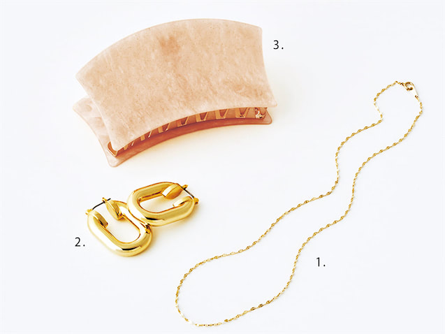 1.ゴールドネックレス 13,200円／les bonbon（フーブス）　2.ゴールドピアス 13,200円／ジェーン スミス（ザ ファクトリー）　3.ヘアクリップ 7,700円／バレット スタジオ（RHC ロンハーマン）