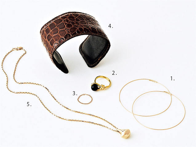 1.フープピアス 53,900円／アイムオーケー　2.黒ストーンリング 35,200円／フォーヴィレイム　3.チェーンリング 6,600円／les bonbon（フーブス）　4.ブラウン型押しバングル 7,700円／レフィージェ（ユー バイ スピック＆スパン ルミネ新宿店）　5.ゴールドネックレス 29,700円／ボーニー（エドストローム オフィス）