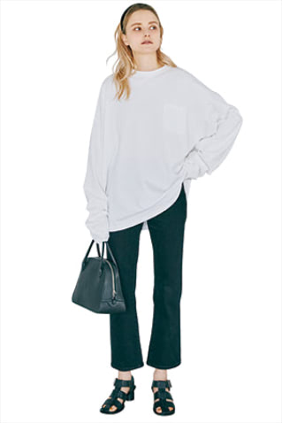 Tシャツ 16,500円／SEA（エスストア）　黒デニムパンツ 15,400円／ローラス（ジャック・オブ・オール・トレーズ プレスルーム）　バッグ 71,500円／メゾン カナウ（ヤマニ）　サンダル 45,100円／ジェーン スミス（ザ ファクトリー）　装いと同トーンで構成すれば、甘い装飾も悪目立ちしない。カチューシャは、黒よりカジュアルなグリーンを選択。