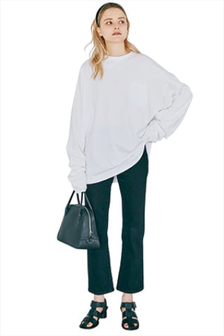 Tシャツ 16,500円／SEA（エスストア）　黒デニムパンツ 15,400円／ローラス（ジャック・オブ・オール・トレーズ プレスルーム）　バッグ 71,500円／メゾン カナウ（ヤマニ）　サンダル 45,100円／ジェーン スミス（ザ ファクトリー）　装いと同トーンで構成すれば、甘い装飾も悪目立ちしない。カチューシャは、黒よりカジュアルなグリーンを選択。