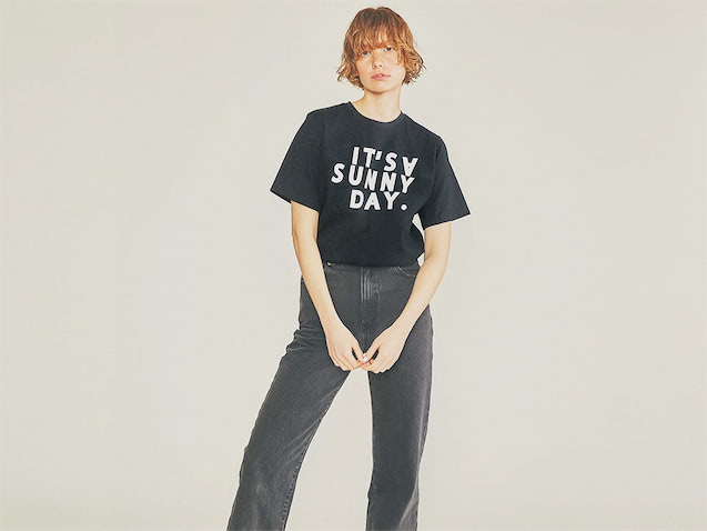 【大きめサイズならむしろシャープ】 太字のロゴがシックな黒のほどよいハズし。 ⚫︎黒Tシャツ 20,900円／FORMO（アブソリュート）　黒デニムパンツ 14,080円／ROLLA’S（ジャック・オブ・オール・トレーズ プレスルーム）　プリントのあたりはスムースなコットンとメッシュ風の切り替えデザイン。