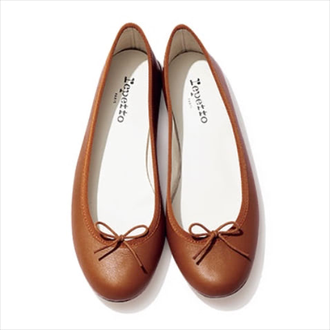 「小ぶりなリボンとツヤで女っぽく」バレエシューズ（1） 44,000円／Repetto（ルック ブティック事業部）　こっくりしがちな茶系のラウンドトゥも、明るいキャメルなら重厚感なし。