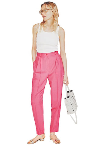 ピンクタックパンツ 28,600円／デ・プレ　白スクエアネックタンクトップ 8,800円／リバー　眼鏡 3,300円／Danae∴（ダナエ ザ ファッション）　バッグ 26,400円／CAMPER（カンペールジャパン）　サンダル 12,650円／ダイアナ（ダイアナ 銀座本店）　形と素材できちんと感を保って、強気なピンクパンツを身近に引き寄せ。ともするとインナーのように見えるタイトな白タンクは、思いきって高発色なキレイ色を合わせることで、簡単に垢抜けた印象に見違える。