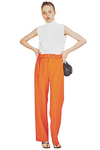 落ち着きのある暖色で品よくクラシカルへ昇華 ⚫︎オレンジパンツ 9,990円／ZARA（ザラ カスタマーサービス）　白ハイネックトップス 14,300円／ベイジ,エクリュ（オンワード樫山 お客様相談室）　ショルダーストラップつきバッグ 39,600円／へリュー（アーセンス ルミネ新宿1）　サンダル 11,000円／W&M（インドル）　ブラウンの延長で使える、渋みを含んだオレンジ。白と相愛な色みだから、ウエストベルトのデザイン性も気負わずとり入れられる。ほっこり見えを防ぐために、黒の小物でメリハリづ
