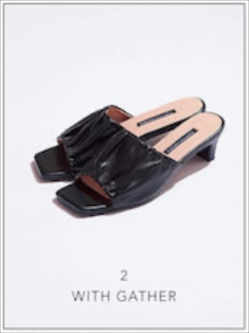 黒ギャザーバーサンダル（4.5） 14,300円／パラディ クルール（ハーモニープロダクツ オンラインストア）　パテントレザーのようなひかえめな光沢感。はき口のギャザーが、重厚な黒に微量の甘さも演出。