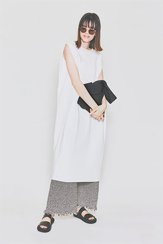 ☑TWEED PANTS 重めなボトムをのぞかせて足元は軽く：  ワンピースのすそをつなげるようにワイドパンツをセット●  ワンピースは着まわし。パンツ 59,400円／BY MALENE BIRGER（S&T）　サングラス 42,900円／プロポ（プロポデザイン）　バッグ 13,200円／LE PHIL（LE PHIL NEWoMan 新宿店）　サンダル 26,400円／PIPPICHIC（ベイジュ）　軽やかなカットソーとバランスを図れる、ツイード素材の直球の重み。