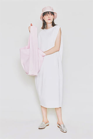 ☑TINY PINK 白っぽいピンク・白になじむシルバー小物：  色だけでほんのり甘く。足元は白に好相性のシルバーで辛く●  ワンピースは着まわし。ピアス 4,830円／アビステ　バケットハット 5,500円／OVERRIDE（オーバーライド 神宮前）　バッグ 11,000円／ガリャルダガランテ（ガリャルダガランテ 表参道店）　シューズ 15,290円／A de Vivre　バケットハットにトートバッグ。ピンクもカジュアルな小物でラフにとり入れれば甘さもひかえめ。