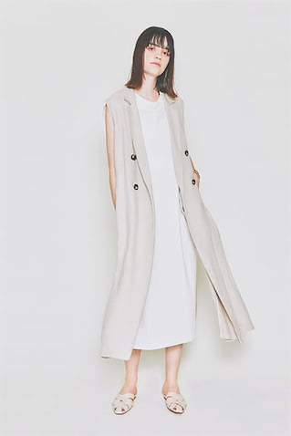 ☑BEIGE GILET 色も長さも近いはおりでより細長く：  縦を強調するジレを重ねて切れ味を加算。●  ワンピースは着まわし。ジレ 53,900円／SACRA（インターリブ）　バングル 18,480円／SOKO（ZUTTOHOLIC）　サンダル 6,930円／RANDA　白に近いベージュのソフトなニュアンスで、カジュアルなワンピースを力まずキレイへと導くまじめなジレ。縦の流れを強調することで、スタイルアップ効果もねらえる。足元も色をつなげて心地よく。