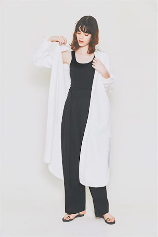 001 【Iシルエットの黒をなごませる白シャツの包容力】  黒のワントーンをゆるめつつ モノトーンでルーズに見せない仕上がり  ワンピースは着まわし。ニットタンクトップ 25,850円／SAYAKA DAVIS（ショールーム セッション）　パンツ 41,800円／THE RERACS×Edition（エディション 表参道ヒルズ店）　サンダル 20,900円／LAOCOONTE（フラッパーズ）　無造作にはおったシャツと、適度なゆとりが心地よいパンツ。整う白と黒に加え、上質なシャツの緊張感で背筋が