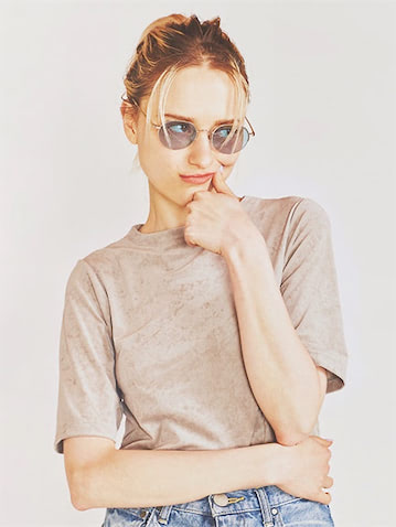 【コンパクトなサイジングで女性らしく】 デニムパンツは着まわし。グレーベロアTシャツ 12,100円／ウィム ガゼット（ウィム ガゼット ルミネ新宿店）　サングラス 8,800円／Zoff（ゾフ カスタマーサポート）　光沢を適度におさえる加工がほどこされているから、ベロアでもドレッシーすぎずデニムとも相愛。