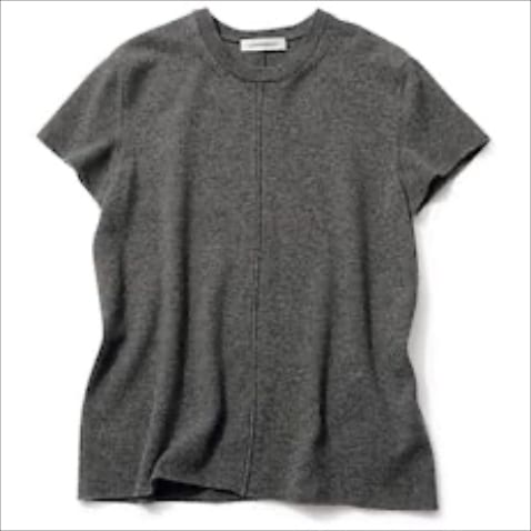 つまった首元とフレンチスリーブで女性らしく ⚫︎グレーカシミヤニット 29,700円／コズ マニュファクチャード バイ ラッピンノット（ウメダニット）　深みのあるチャコールとカシミヤの贅沢な風合いで、高級感漂う見た目に。