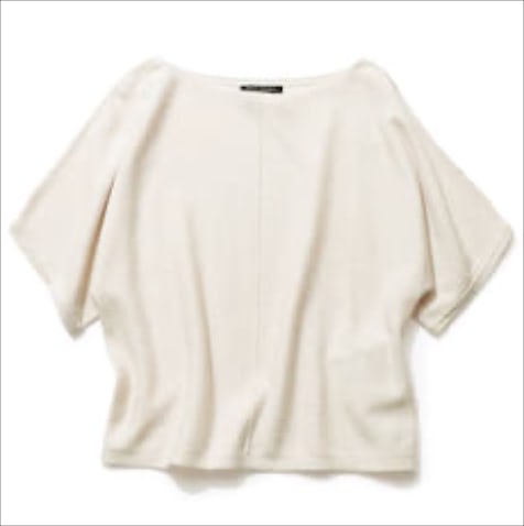 デコルテを美しく見せる幅広ボートネック ⚫︎アイボリーカシミヤニットTシャツ 16,400円／バナナ・リパブリック　体のラインを拾いにくい、身幅もアームホールもゆとりのある直線的なシルエット。カシミヤ100%。