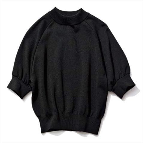 すそとそでのリブでメリハリづけ ⚫︎黒ボリュームハーフスリーブニット 10,450円／ユナイテッド トウキョウ（ユナイテッド トウキョウ 神宮前店）　弾力のある質感。UVカット機能がほどこされた素材で実用性も高い。