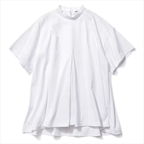 立体感を生むラッフルデザイン ⚫︎白ラッフルヘムTシャツ 22,000円／ENFOLD　生地を内側に折り込んだフロントタックのようなあしらい。表面をなめらかにするシルケット加工をほどこし、高級感のある風合いを実現。