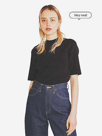 梅雨時期にも重宝する5分そでニット：● 黒ニットTシャツ 7,920円／アダム エ ロペ　デニムパンツ 12,100円／Lee（リー・ジャパン カスタマーサービス）　ピアス 40,700円／アネカイネズ（アルアバイル）　肉厚ながら清涼感のあるソフトな風合い。