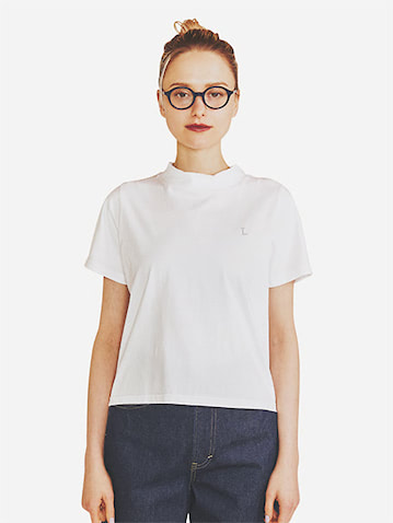 コットンTシャツでモックネック： 首元が高めなぶん短めの着丈ですっきりと。● ワンポイントTシャツ 7,700円／ビームス ライツ（ビームス 新宿）　眼鏡 37,400円／One/Three Compound Frame（デュアル）　さらっとした肌ざわりの薄手のコットン素材。