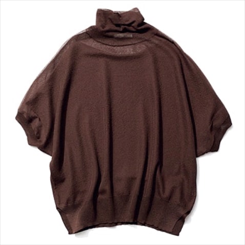 サイドスリットが軽快さを上乗せ ⚫︎ブラウンシアータートルネックニット 24,200円／ベイジ,（オンワード樫山）　濃厚なブラウンのタートルネックをリアルタイムに引き寄せるシアーな風合い。ボトムを選ばない短め丈。