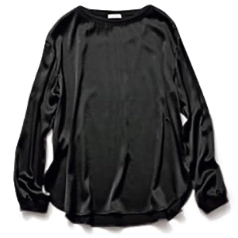 【心地いいとろみ素材で涼しい・夏の長そで】 黒シルクロングスリーブTシャツ 26,400円／デ・プレ　シルクの繊細なツヤ。形は親しみやすいロンTだからカジュアルなボトムにも浮かず、無理なくキレイに導いてくれる。