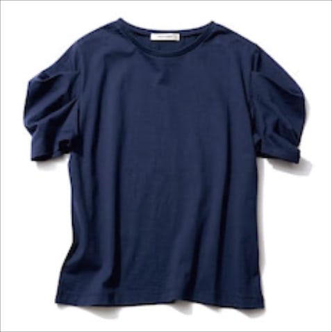 ハイウエストボトムと好相性なショート丈 ⚫︎ネイビータックスリーブTシャツ 4,950円／MOUSSY（バロックジャパンリミテッド）　カットソーの中でもドライな質感を選べば、ほんのり甘いネイビーもたやすい。