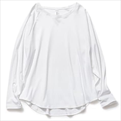 【心地いいとろみ素材で涼しい・夏の長そで】 白ロングスリーブTシャツ 16,500円／ヒュッゲ　デコルテが美しく見えるボートネックの白ロンTなら、気楽なまま女っぽさも確保でき、幼さとは無縁。