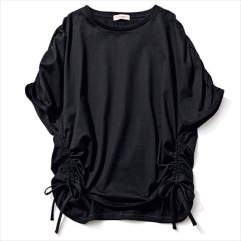 上半身をきゃしゃに見せるゆとりのある形 ⚫︎黒ギャザーシャーリングTシャツ 10,450円／ビームス ライツ（ビームス 新宿）　サイドのシャーリングの調整次第で、着丈やシルエットをアレンジして楽しめる。