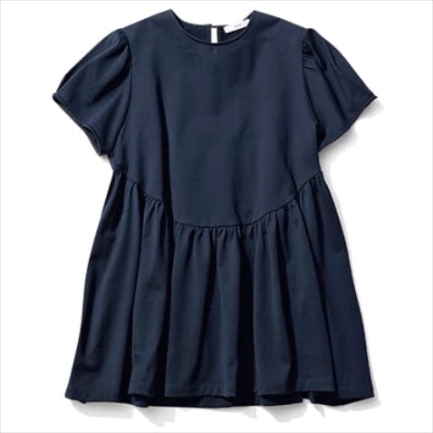 クラシカルに導く端正なネイビー ⚫︎ネイビーギャザーフレアTシャツ 17,600円／yori　ボトムとのバランスがとりやすい長すぎない着丈。胸下から広がるペプラムシルエットでスタイルUPもかなう。