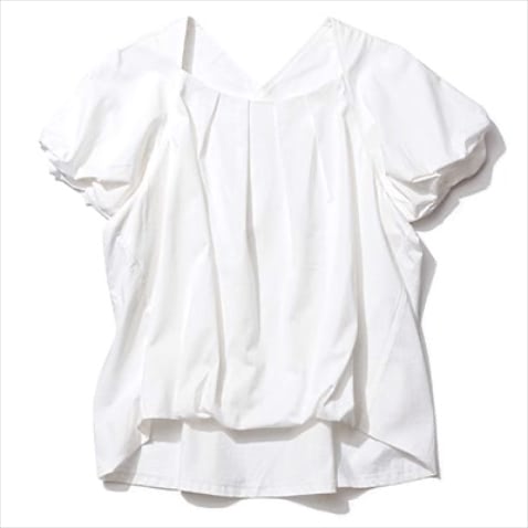 バルーンのような丸みを帯びたふくらみ ⚫︎白スクエアネックパフスリーブTシャツ 14,300円／LOUNIE　タックインしたように、すそが内側に折り込まれたデザイン。洗濯機洗い可能だからお手入れも簡単。