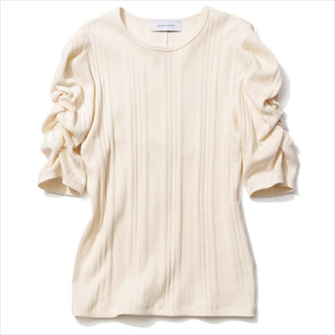 視線をすらりと縦に流すランダムリブ ⚫︎オフ白パワーショルダーTシャツ 8,910円／アダム エ ロペ　わずかに起毛感のあるソフトな風合い。シャーリングの入った長めのそで丈がきゃしゃ見せに貢献。