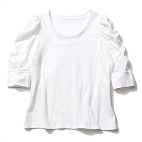 ひじにかけてすぼまるハーフスリーブ ⚫︎白シャーリングスリーブTシャツ 18,700円／スリードッツ（スリードッツ青山店）　非常に薄い２枚のガーゼを接結した、敏感肌にもやさしいやわらかい肌あたり。
