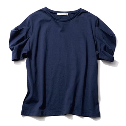 ハイウエストボトムと好相性なショート丈 ⚫︎ネイビータックスリーブTシャツ 4,950円／MOUSSY（バロックジャパンリミテッド）　カットソーの中でもドライな質感を選べば、ほんのり甘いネイビーもたやすい。