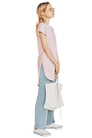 ☑前後差のあるサイドスリット【淡くて甘い配色をメリハリづけ】ピンクTシャツ 12,100円／ニアーニッポン（ニアー）　ベルトつきブルーパンツ 16,500円／ユナイテッド トウキョウ（ユナイテッド トウキョウ 神宮前店）　サングラス 3,850円／キャセリーニ　バッグ 24,200円／ノマディス（ノーベルバ）　スニーカー 10,450円／コンバース（コンバースインフォメーションセンター）　■腕を細く見せるフレンチスリーブ。